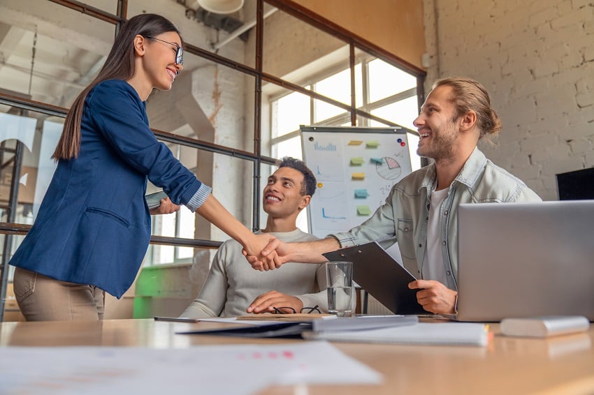 business-people-finishing-up-a-meeting-man-shakin-2022-02-02-21-53-48-utc