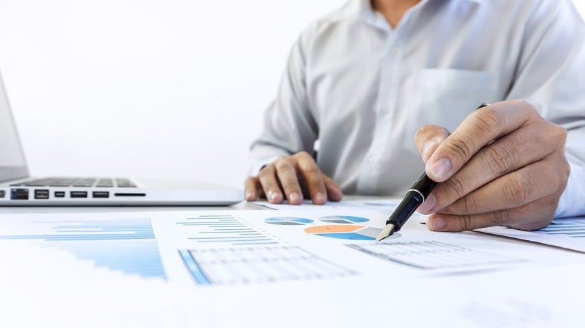 businessman-accountant-working-audit-and-calculati-2022-11-17-06-07-32-utc