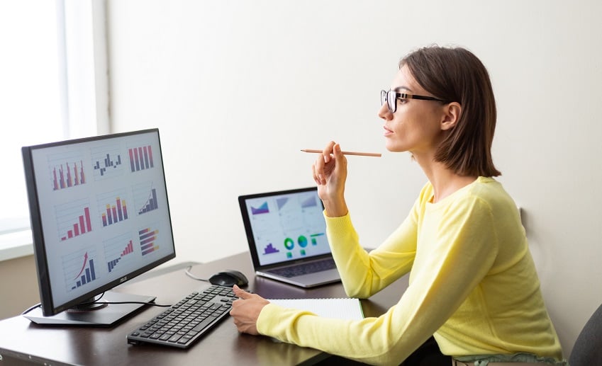 caucasian-advisor-financial-business-analytics-wom-2021-10-19-03-52-58-utc