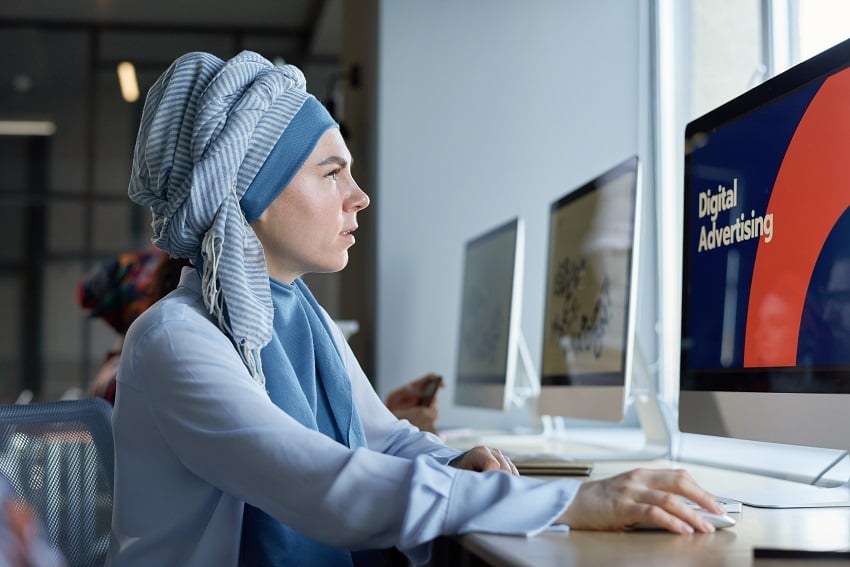 developer-working-on-computer-2021-08-31-23-46-24-utc