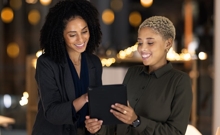 tablet-black-woman-and-social-media-manager-at-a-2022-12-29-20-11-12-utc