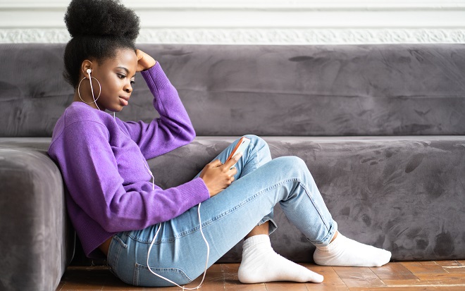 girl listening to spotify and checking social media